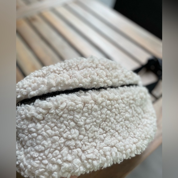NWOT Harlow Sherpa waist bag - Picture 1 of 5